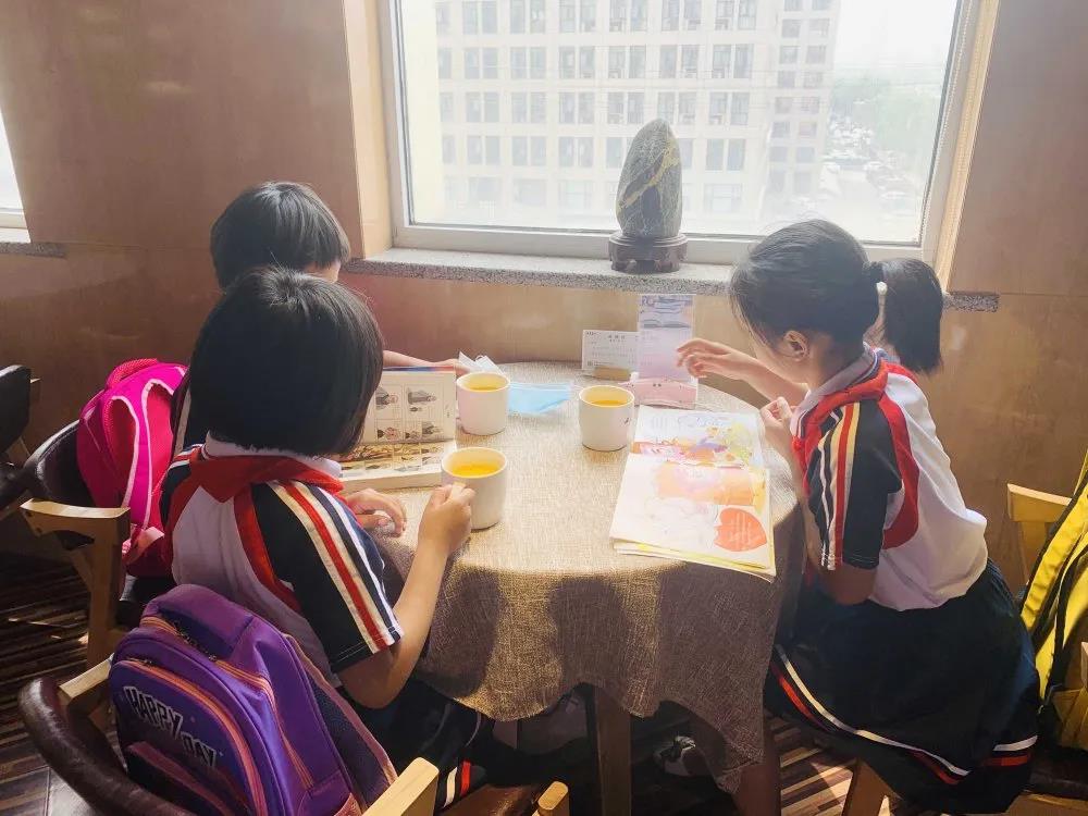 大手牽小手 溫情暖童心 —華百廣場攜手區(qū)婦聯(lián)、肯德基開展六一兒童節(jié)獻(xiàn)愛心活動