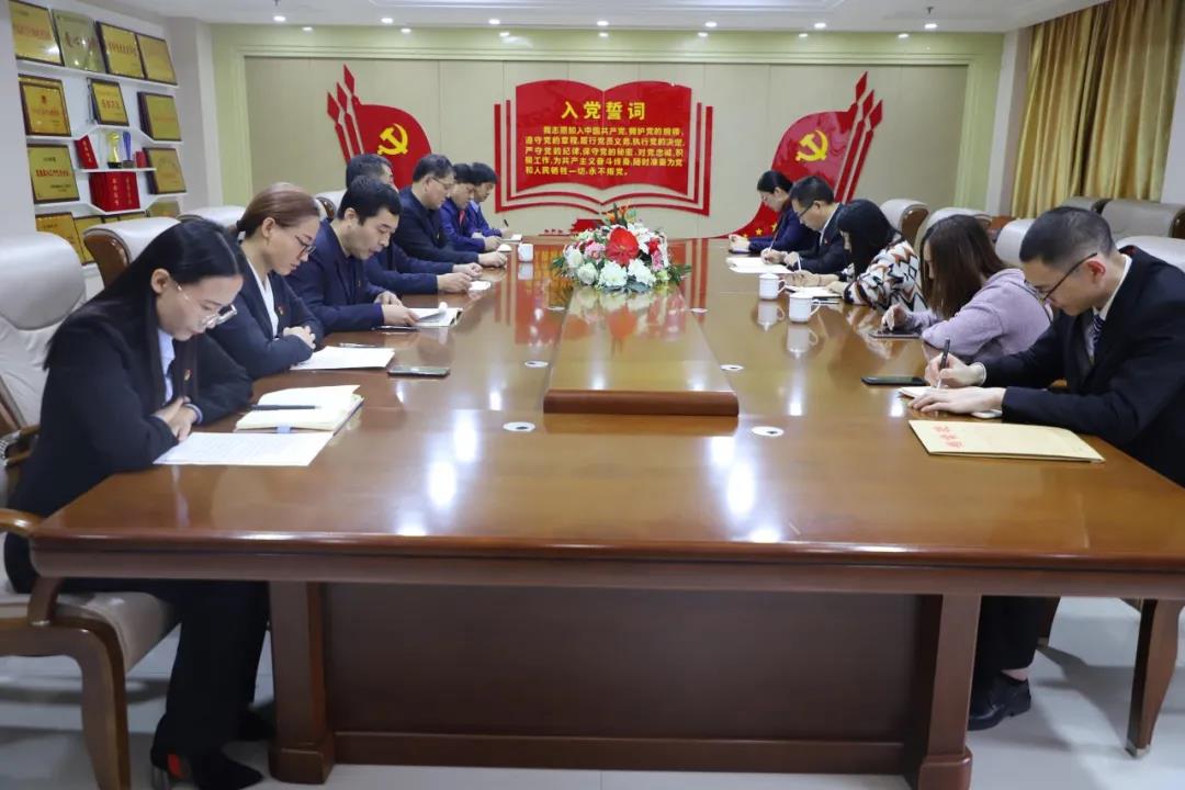12月2日，長田實業(yè)黨支部在黨員會議室召開黨員大會，討論李少峰等3名預(yù)備黨員轉(zhuǎn)正事宜。濟(jì)北開發(fā)區(qū)黨建辦李陽同志、趙亞中同志到會指導(dǎo)。長田實業(yè)黨員、預(yù)備黨員參加會議，黨支部書記張勇主持會議。  