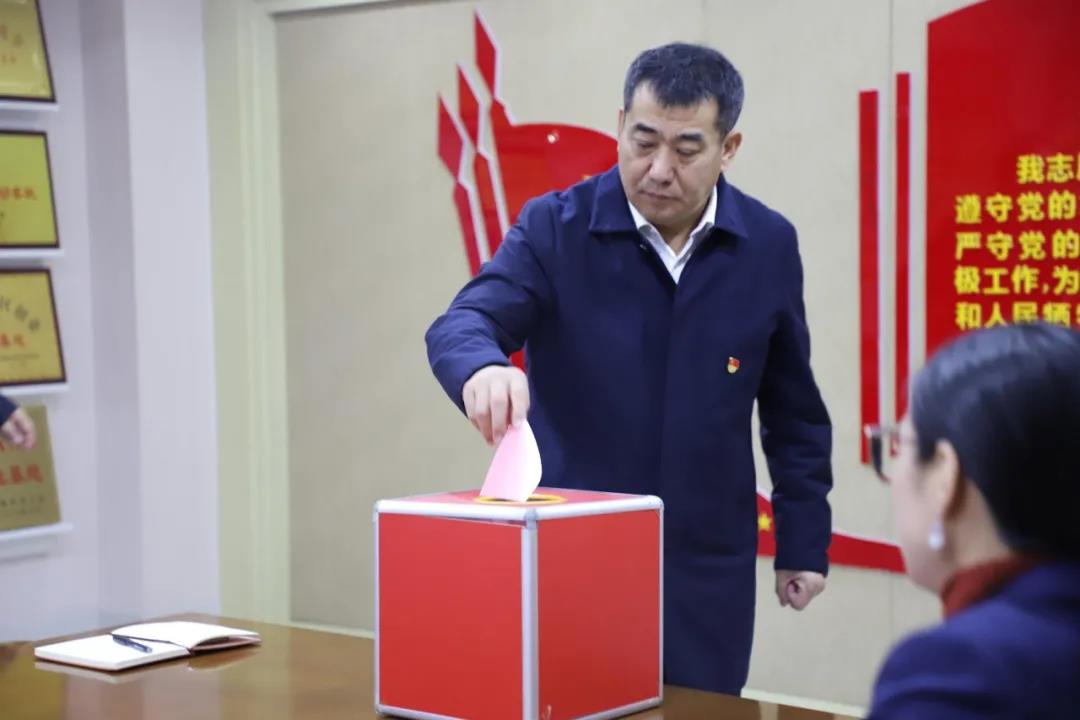 12月2日，長田實業(yè)黨支部在黨員會議室召開黨員大會，討論李少峰等3名預(yù)備黨員轉(zhuǎn)正事宜。濟(jì)北開發(fā)區(qū)黨建辦李陽同志、趙亞中同志到會指導(dǎo)。長田實業(yè)黨員、預(yù)備黨員參加會議，黨支部書記張勇主持會議。  